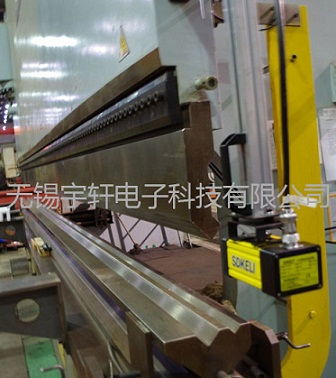 無錫宇軒電子科技成功研制BLPS型折彎機激光保護裝置，為工業安全再添利器